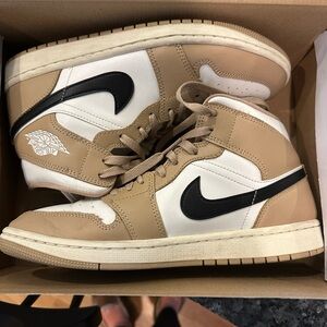 Wmns air jordan 1 mid 9.5 sail/black-desert
